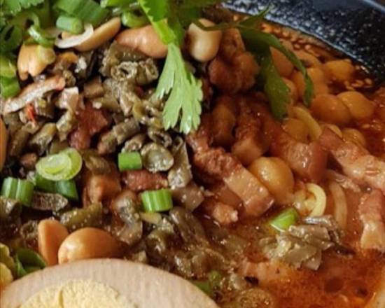 Stir-Fried Pickled Cowpea and Noodle (肉酱酸豆角面)